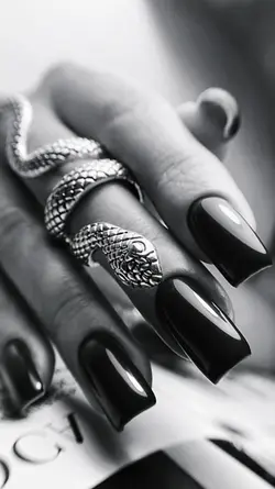 NAILS PRETO E BRANCO