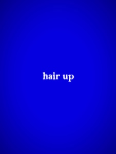 Cheveux relevés 