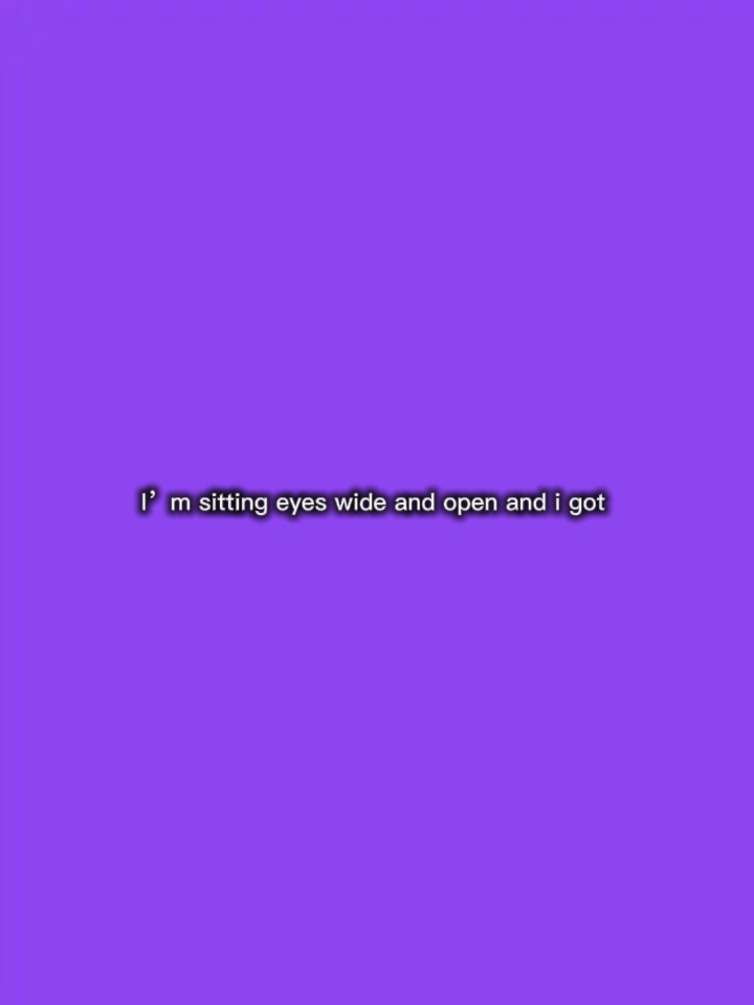 Sentando os olhos arregalados 