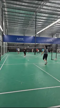 Tập chơi cầu lông