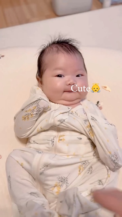 아기 귀엽다