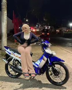 Cewek Duduk di motor