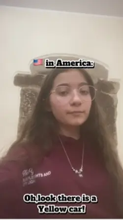 Macchina gialla in..