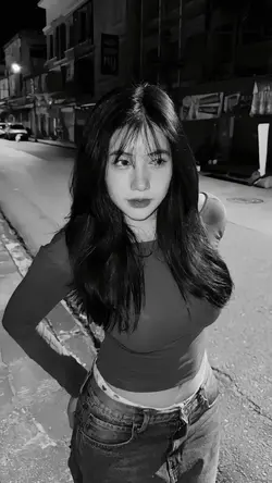 versi hitam putih