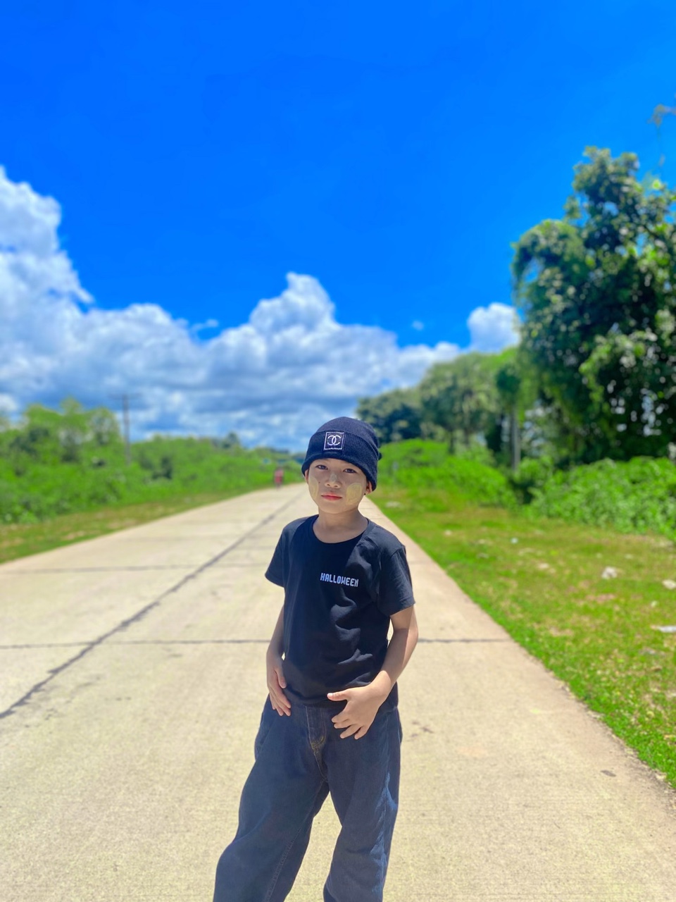 ဒီလူကိုလှည့်မကြည်ပါနဲ့