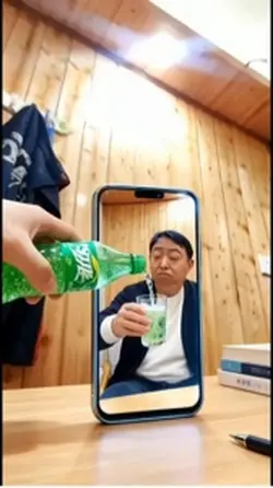 ai手机里拿水喝