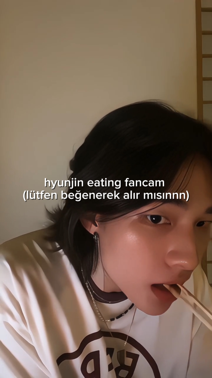 hyunjin eating fanca