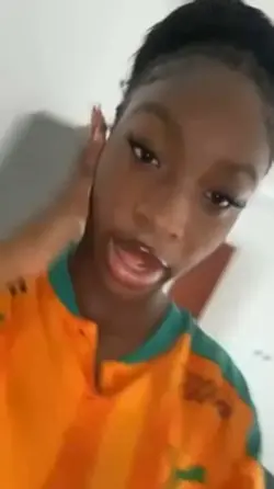 Elle est trop dans..