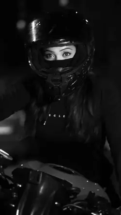 Donna in moto