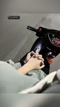 Bàn tay nắm chặt..