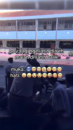 LAGI NGELIATIN DIA