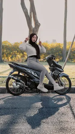 cewe duduk di motor