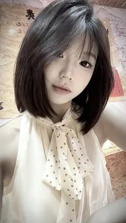 Al cắt tóc ngắn