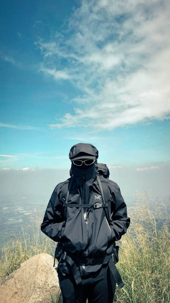 JJ naik gunung