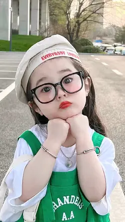 EM BÉ 2 ẢNH