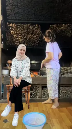 lagi di rumah besti