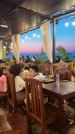 Makan di Tepi Pantai