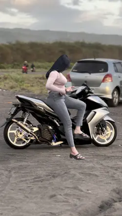 CEWEK DUDUK DIMOTOR