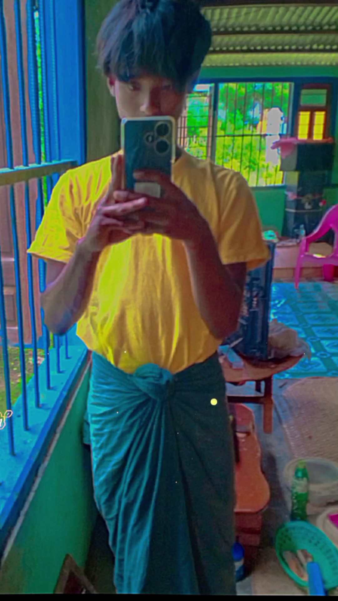 ပုဆိုးလေးဝတ်ထားတယ်