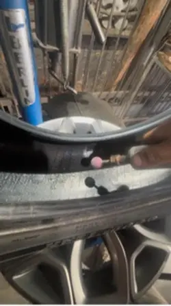 Remendando pneu