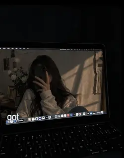 MACBOOK SELFIE