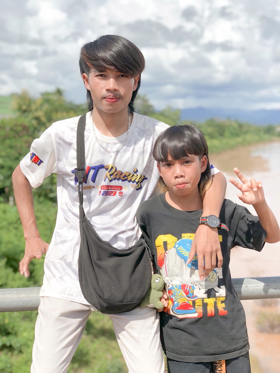 เพิ่นบ่แม่นผู้สาว