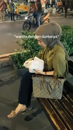 Wanita dunianya
