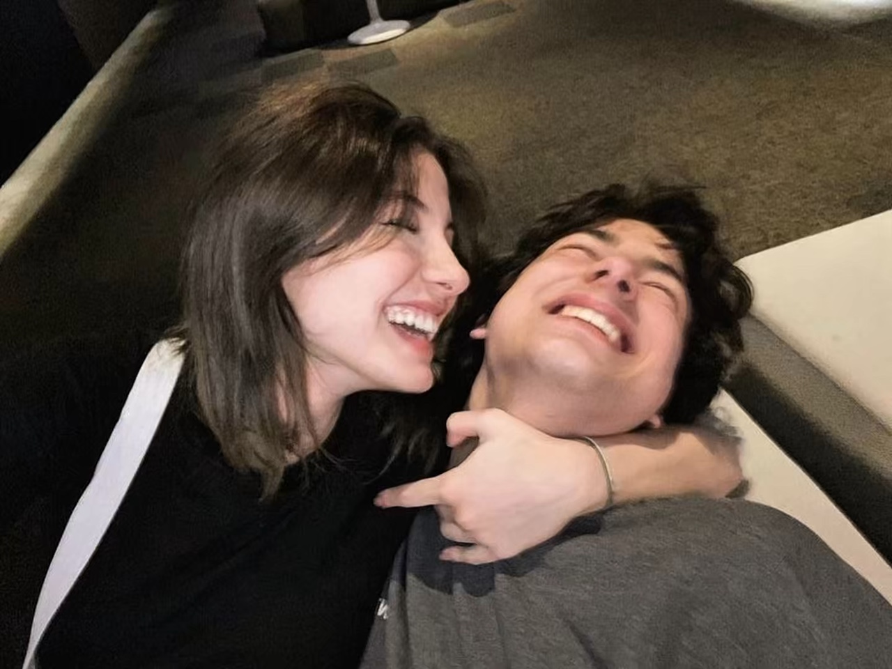 Casal despejo de fotos