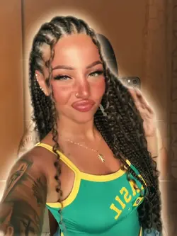 ELA FICA DE 4