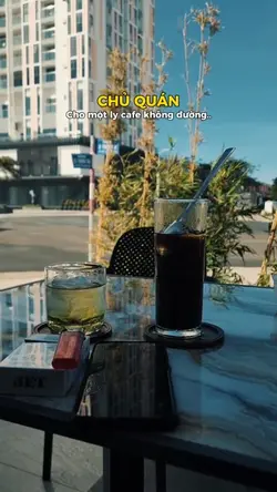 Chủ quán cho một ly