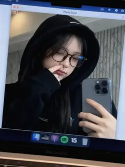 AI CHỤP ẢNH MACBOOK 