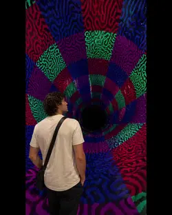 Specchio, telefono e sguardi
