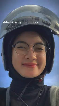 di balik senyum ini