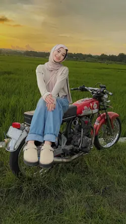 Cewek Duduk Di Motor