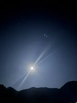 月明かりに照らされた田舎の風景