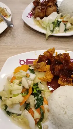 lagi makan di 