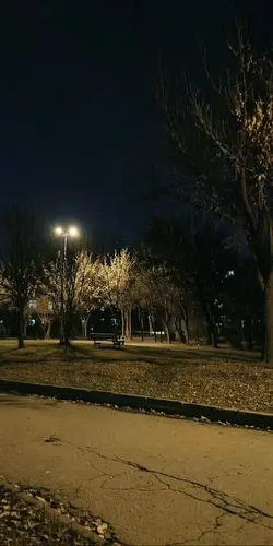 Neon maskeli sokak portresi