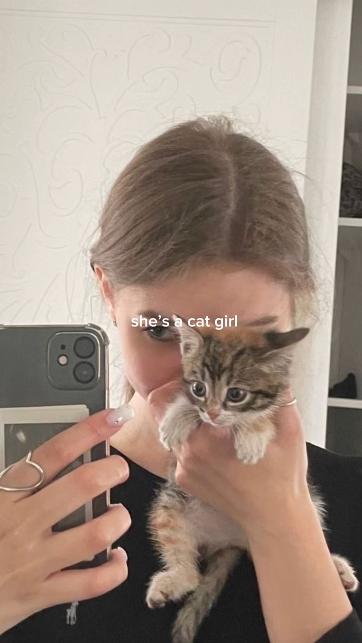 C'est une fille chat