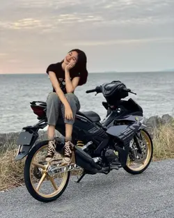 cewe duduk di motor