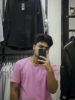 Mirror‑selfie z pulsującym beatem