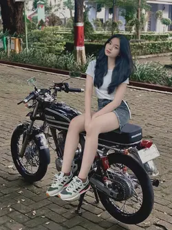 Cewe Duduk Di Motor 