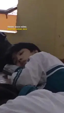 Trang sách hồng nằm