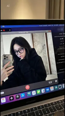 selfie MacBook