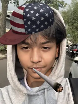topi miring + rokok