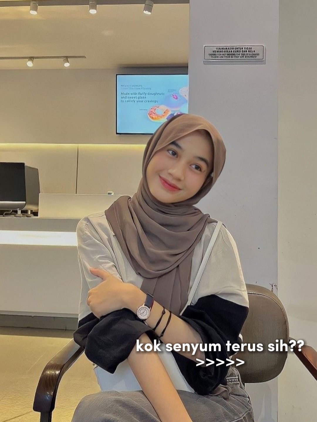 ko senyum terus sih?