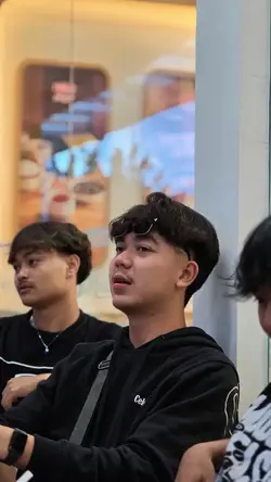 Dia lebih keren tren