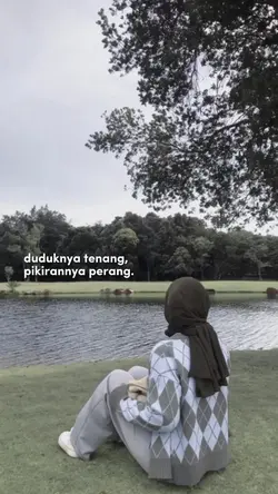 duduknya tenang