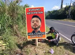 Polisi Pasang Banner