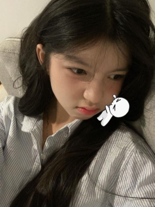 STICKER CẮN MÁ