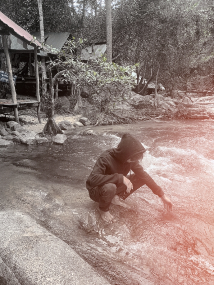 គ្មានអ្នកណាមកជួយយើង